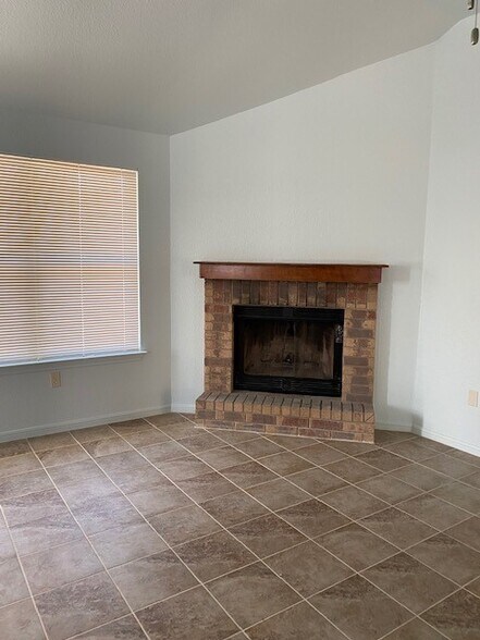 Building Photo - 305 Bronc Dr