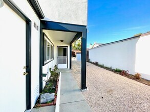 Building Photo - Spacious 3-bedroom Townhome Duplex