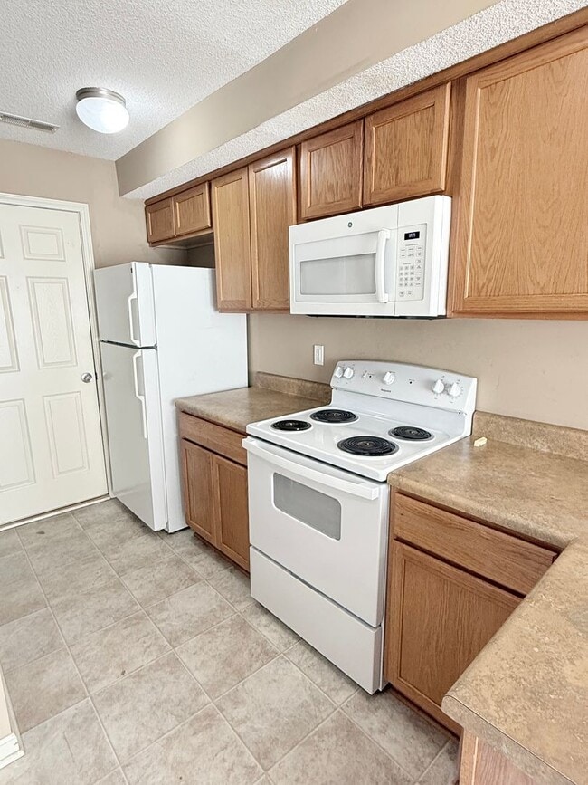 Building Photo - Great Townhome!