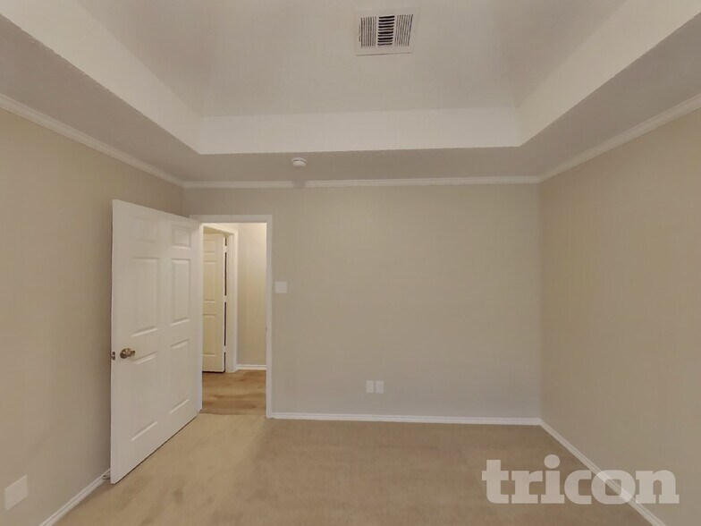 Building Photo - 721 Parkview Dr