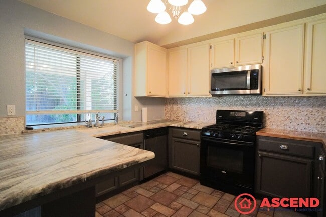 Building Photo - Remarkable Home Near Old River and White Ln!