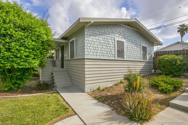 Building Photo - Adorable 2 Bedroom Cottage with Fenced yard, Washer+Dryer, Dishwasher, Reserved Parking!