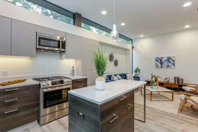 Building Photo - 3404 Saltus St