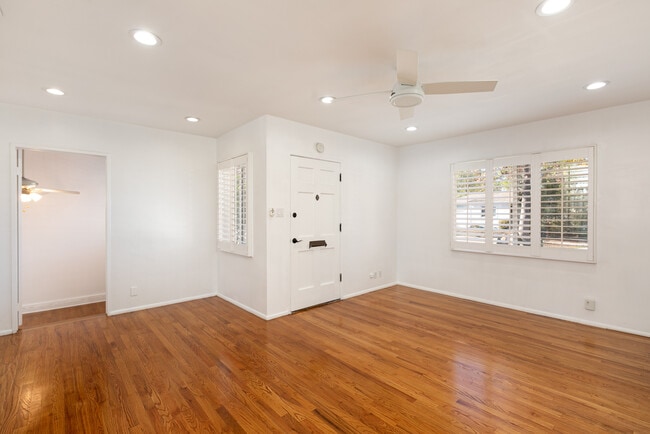 Building Photo - 5726 Lasaine Ave