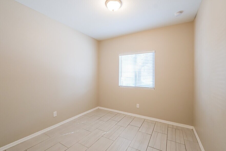 Building Photo - 8828 S 41ST Dr