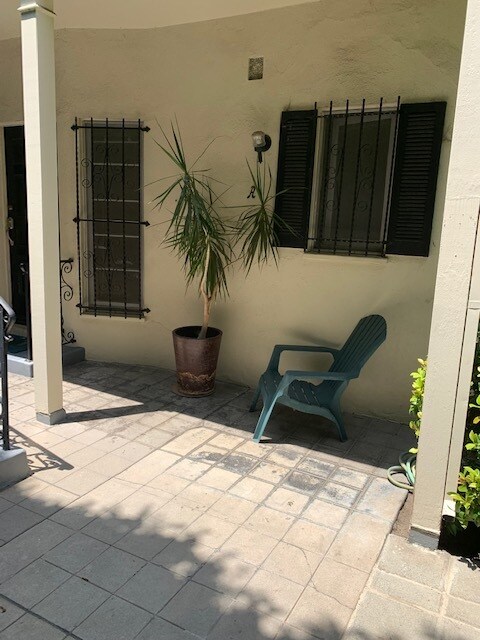 FRONT ENTRY TO APARTMENT - 336 N Palm Dr