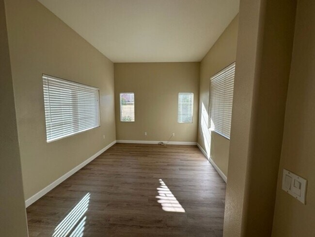Building Photo - Beautiful 4 bedroom home In Paseos Summerlin - 2 Weeks free 1st month rent!!! Minutes from DT Sum...
