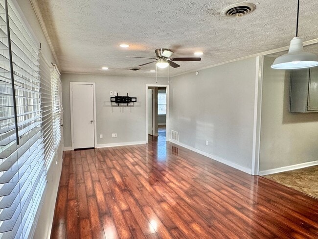 Building Photo - Inviting 3-Bedroom, 1.5-bath