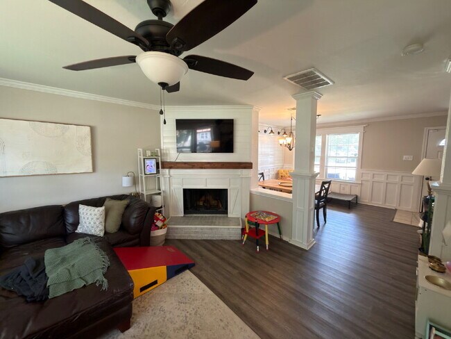 Building Photo - Three bed two & a half bath close to Ascension Seton Hays in Kyle's Steeplechase neighborhood.