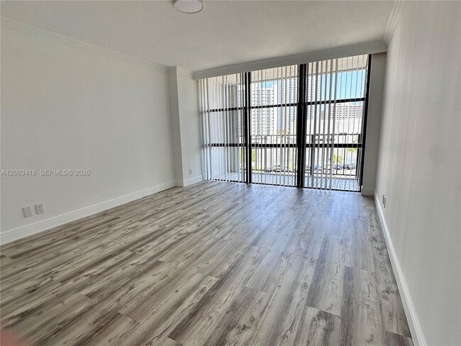 Building Photo - 800 Parkview Dr