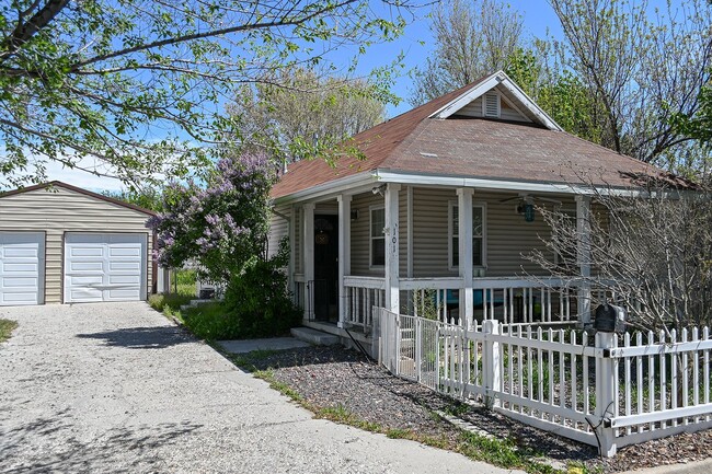 Building Photo - 101 Meadow Cir