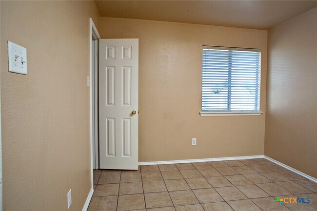 Building Photo - 5515 Lions Gate Ln