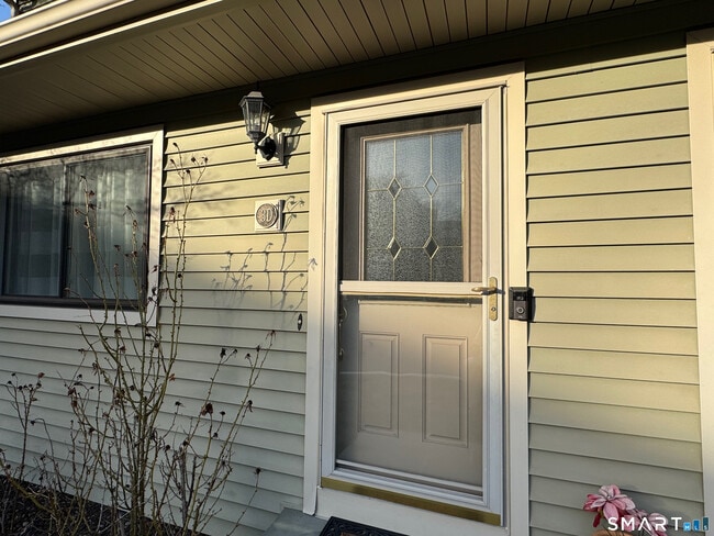 Building Photo - 17 Coram Rd