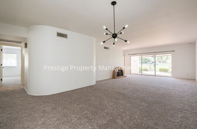 Building Photo - Beautiful Townhouse Overlooking The Golf C...