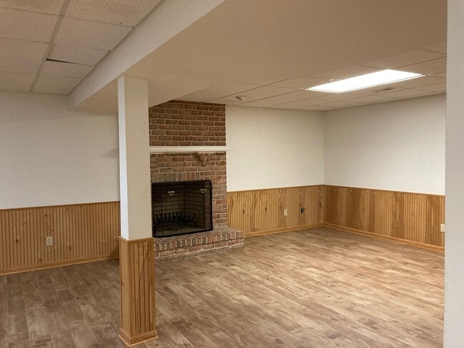 Building Photo - 701 Dogwood Ln