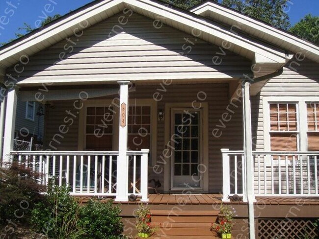 Building Photo - 604 Lytle St