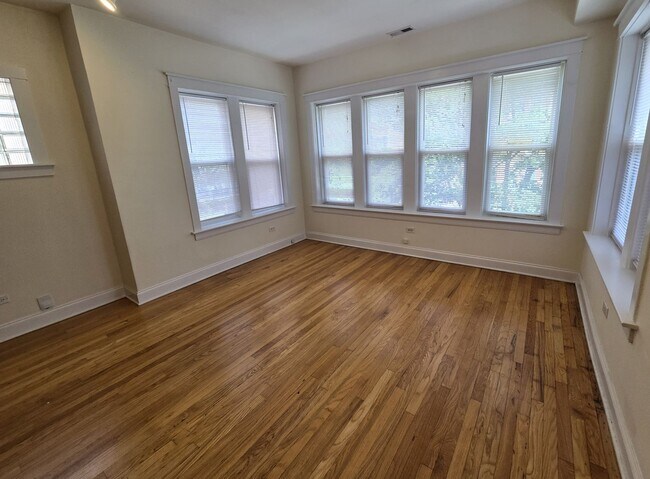 Building Photo - 4926 N Albany Ave