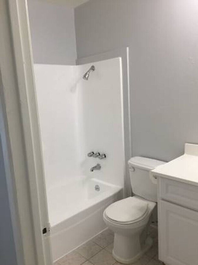 Building Photo - This is a great opportunity to rent a 2 bedroom at a competitive price in Tarzana.