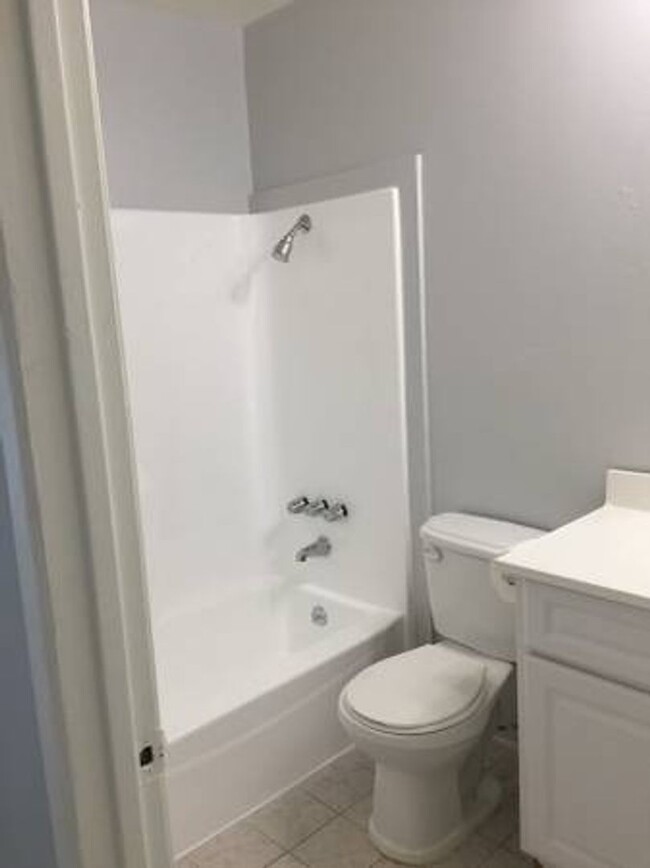 Building Photo - This is a great opportunity to rent a 2 bedroom at a competitive price in Tarzana.