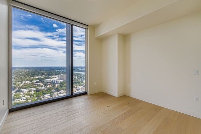 Building Photo - Gorgeous 30th Floor 2BD / 2BA Corner Sky R...