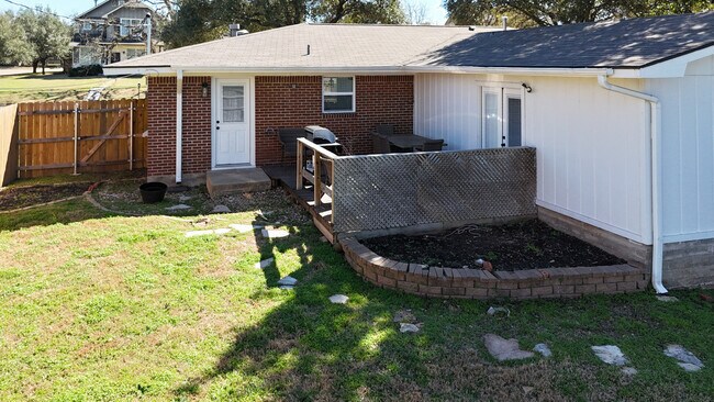 Building Photo - 214 Helena St