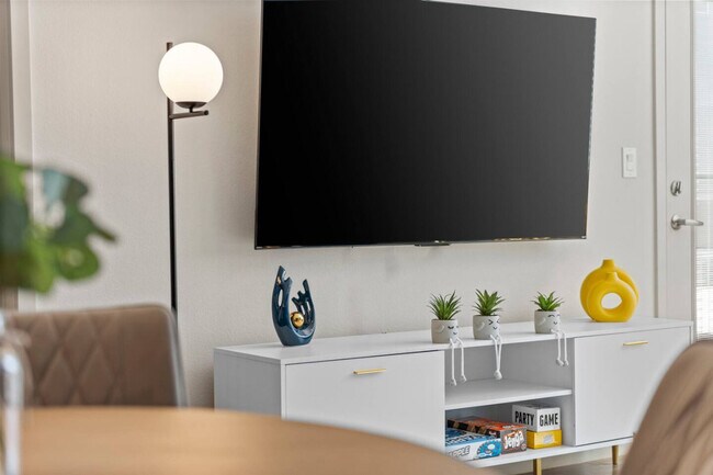 Building Photo - 711 W Broadway Rd