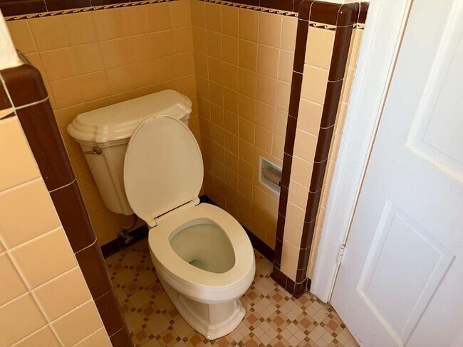 Building Photo - 327 E Rosewood Ave