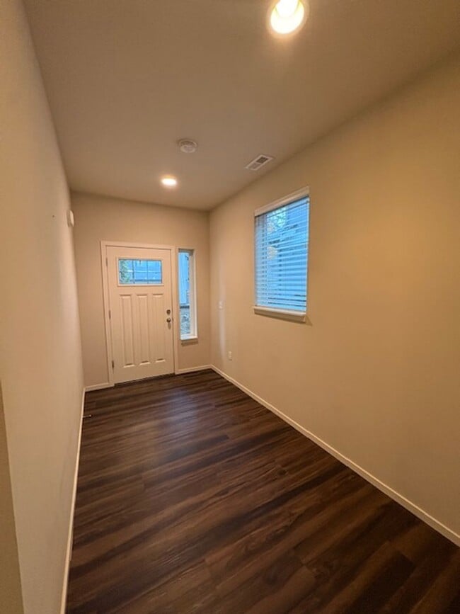 Building Photo - Beautiful 4-bedroom 2.5 bath home