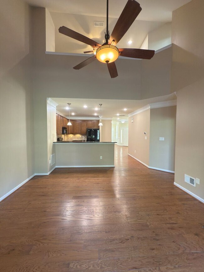 Building Photo - 3 Bedroom, 2.5 Bath, Loft, 2-Car Garage Ho...