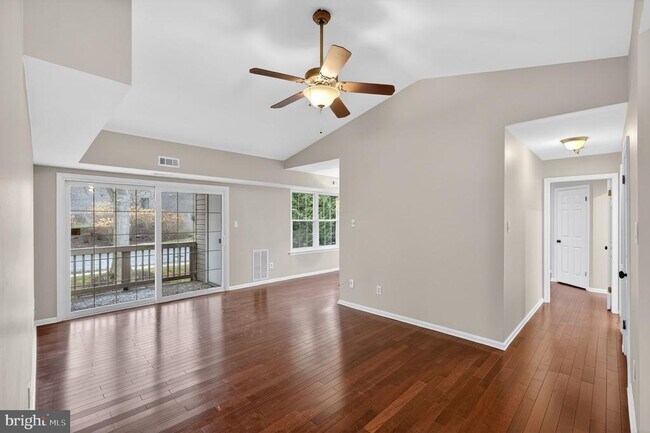 Building Photo - 8022 Beacon Hill Dr