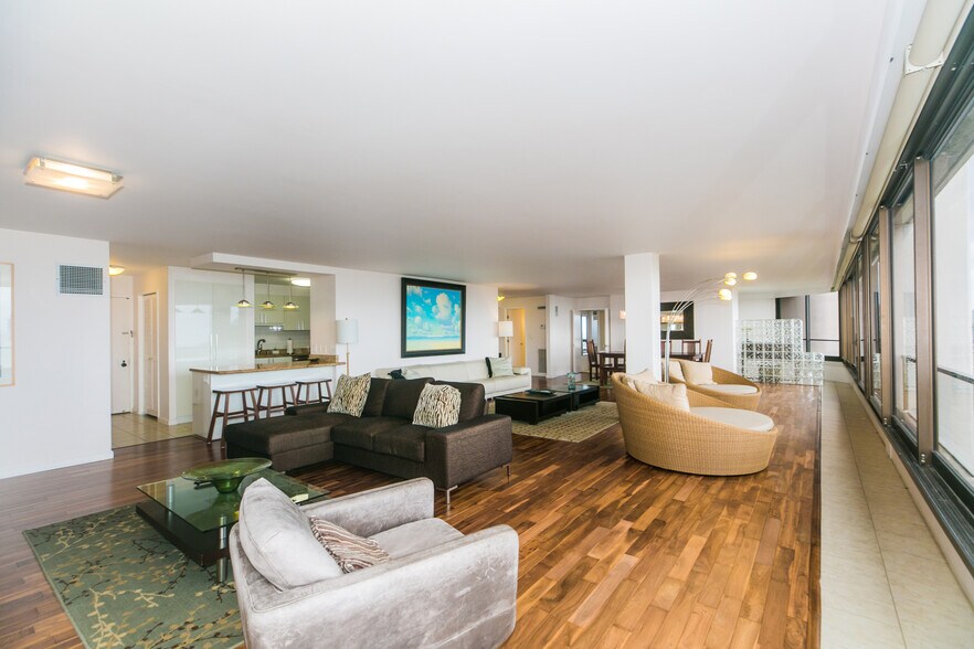 Lots of places to relax - 1910 Ala Moana Blvd