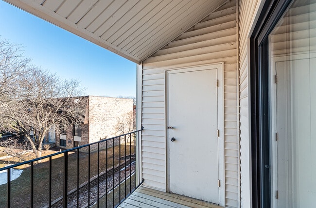 Building Photo - 190 S Waters Edge Dr