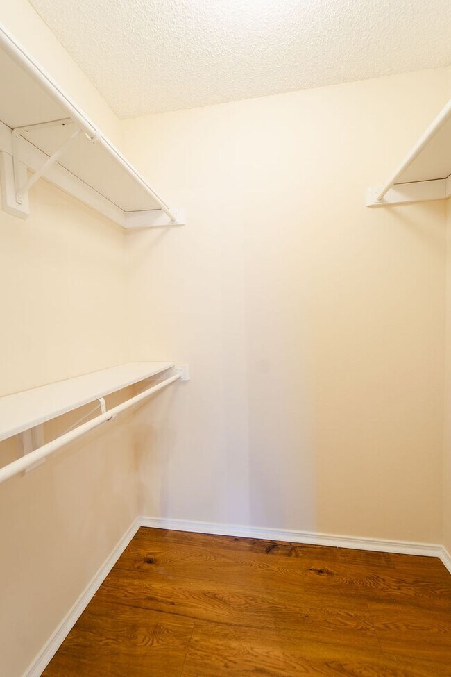 Building Photo - 2 bed, 2 bath newly renovated