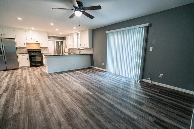 Building Photo - 2013 Shady Oaks Dr
