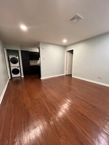 Building Photo - 503 E 6th St