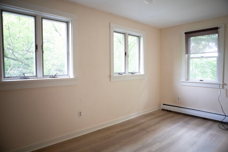 Building Photo - 202 Floral Ave