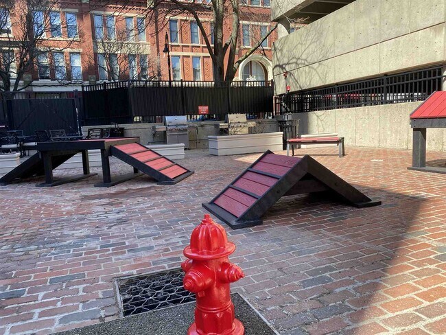 Building Photo - 875 Elm St