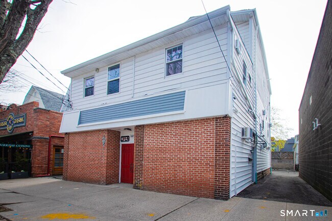 Building Photo - 2879 Fairfield Ave
