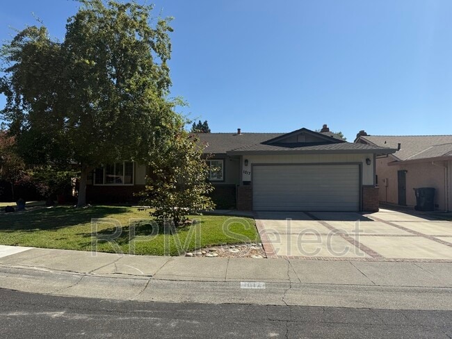 Building Photo - 1017 Silver Lake Dr