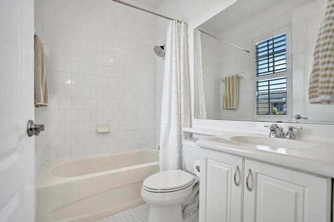 Building Photo - 642 NW 38th Cir