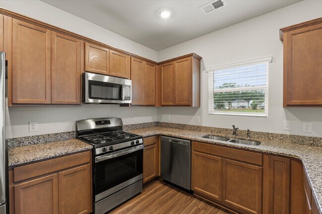 Building Photo - 4 Bedroom, 2.5 baths, with a 2 car garage located in Shell Point Farm.
