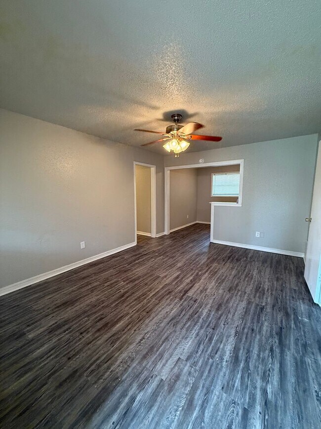 Building Photo - 3 bed, 1 & 1/2 bath home in North Norman