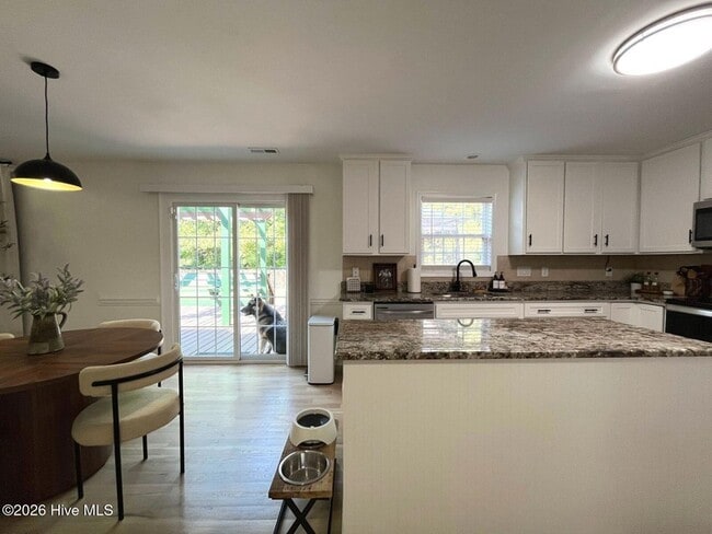 Building Photo - 561 Thorncliff Dr