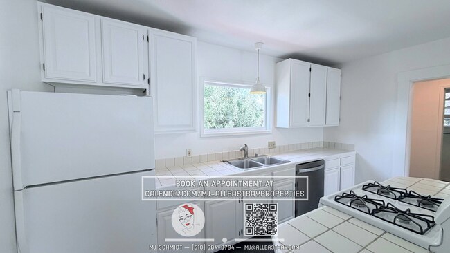 Building Photo - Bright top floor 1 bedroom in the heart of Piedmont!