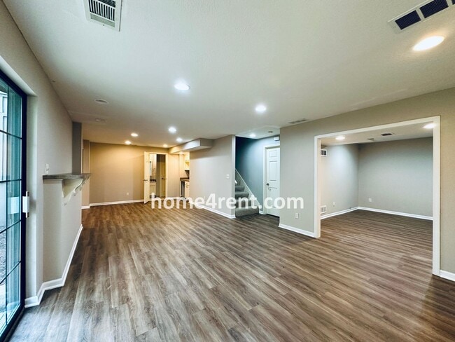 Building Photo - Blue Valley Schools, Granite Counters, Fin...