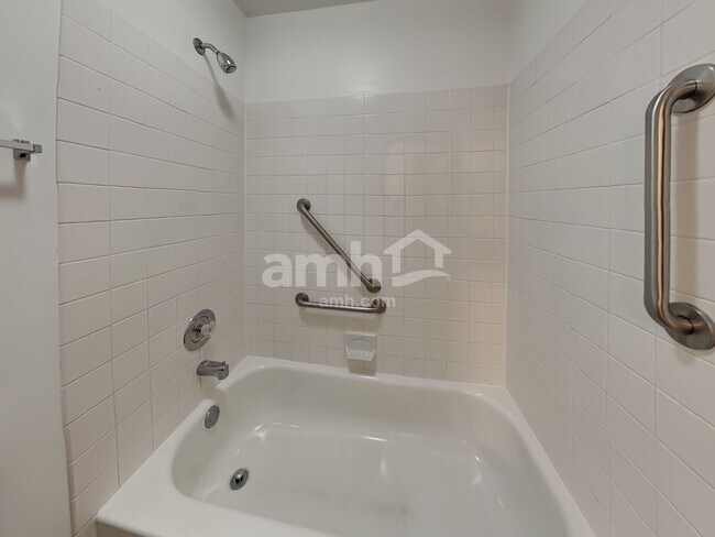 Building Photo - 5 Andover Ct