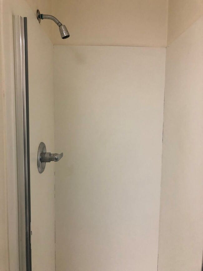 Building Photo - COMING SOON-Spacious 5bdr/3bath units available for a lease ending May 30. Building is located at...