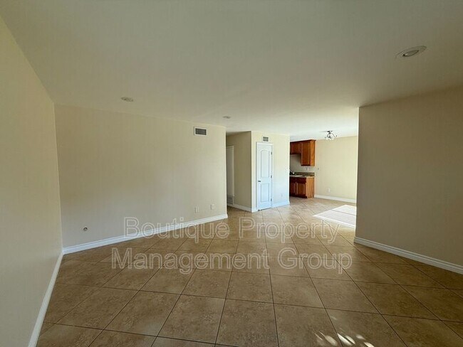 Building Photo - 1126 S Clifpark Cir