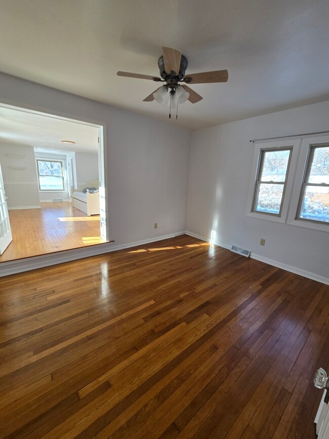 Building Photo - 1412 Lake Dr