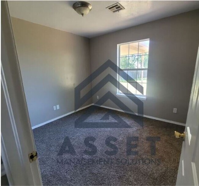 Building Photo - Charming 5 Bedroom House